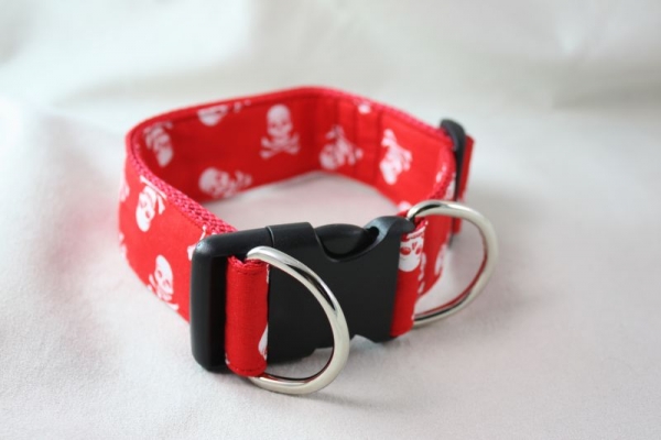 Halsband Totenkopf rot